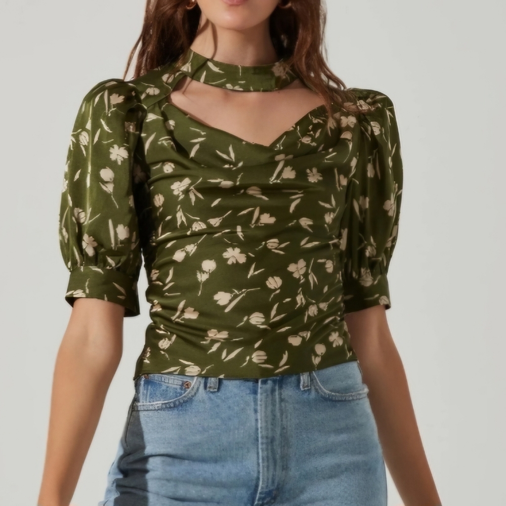 💚 ASTR Olive Floral Ruched Puff Sleeve Blouse, Size M - NWT